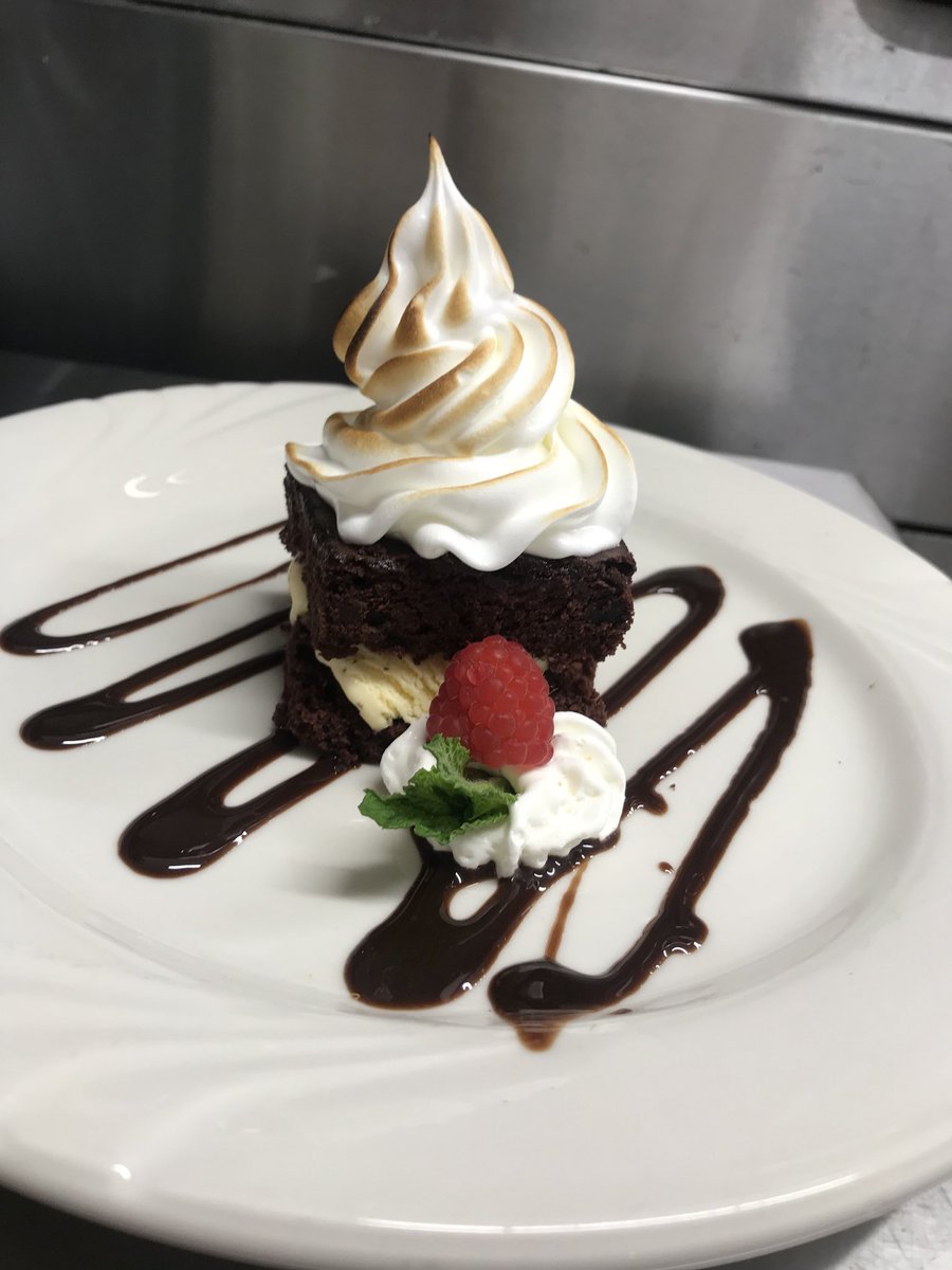 W_Harrodsburg's tweet photo. Our wonderful chefs are getting Vegas Themed Dinner ready!  #BakedAlaska #TrilogyDoesVegas #TrilogyCasinoNight https://t.co/7RhGVYcJPV