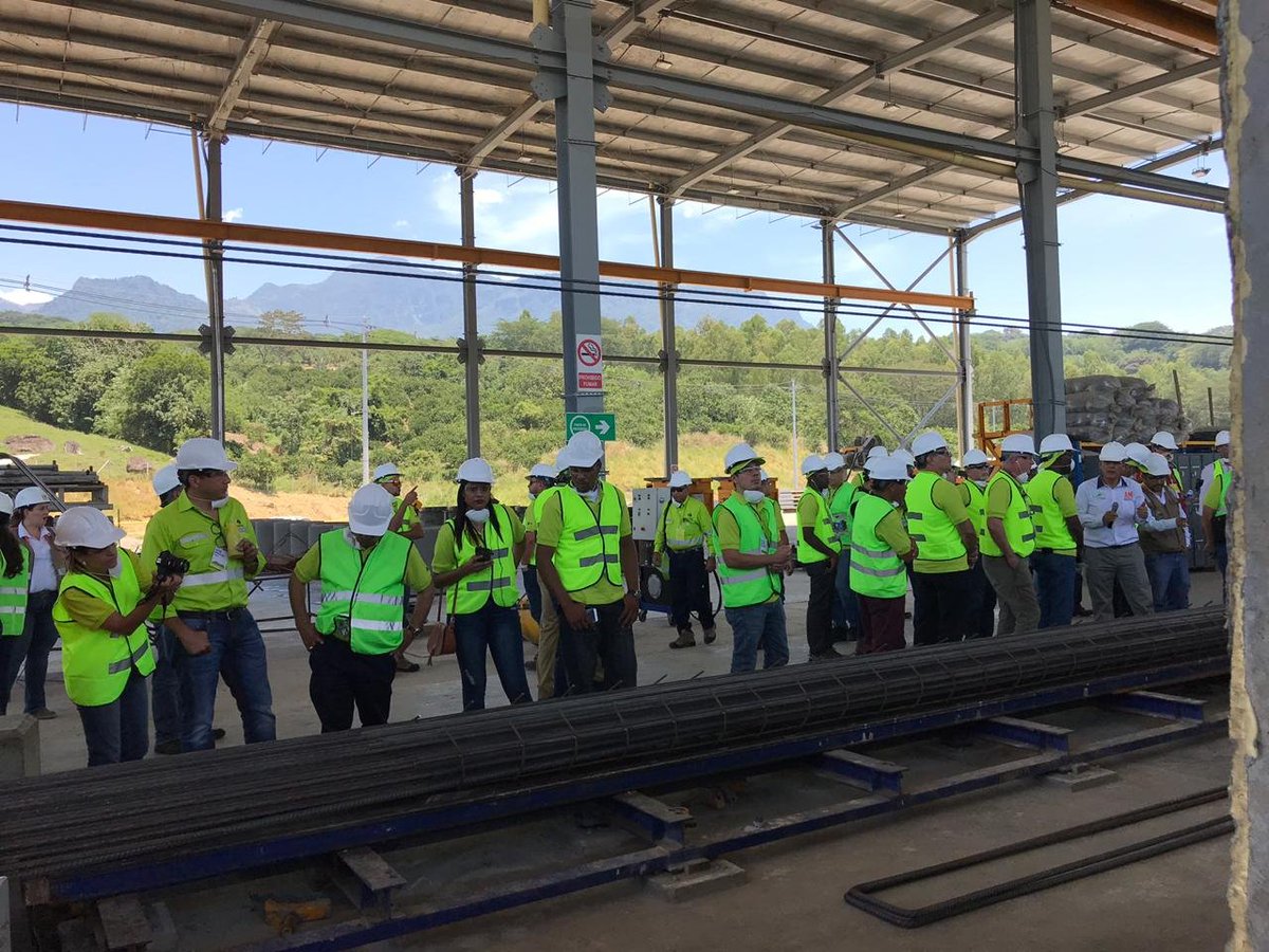 Cementos_Argos's tweet image. Para este proyecto contamos con dos plantas en obra y hemos despachado mezclas y #concretos especiales para cumplir con el recubrimiento en puentes y con especificaciones técnicas de la #megaobra. ¡Nos reinventamos para entregarle a nuestros clientes soluciones extraordinarias!