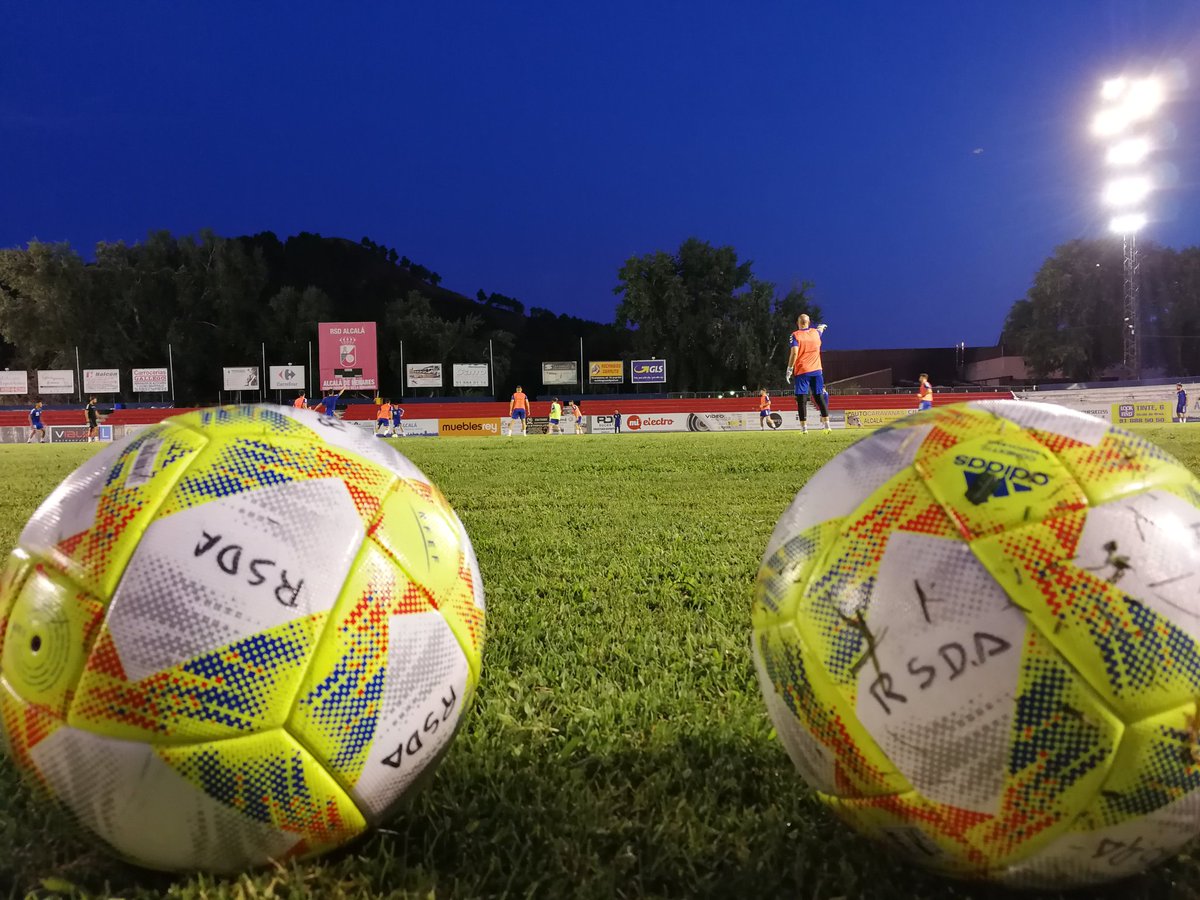 rsda_oficial's tweet photo. La RSD Alcalá 🇮🇩 entrenando a tope 💪.
➡️ El domingo a las 11.30 #TodosAlVal. ¡Ganas de fútbol ⚽! 

#AbonateRSDA #ElDeTodosElMejor https://t.co/Vsyfp2z2O1