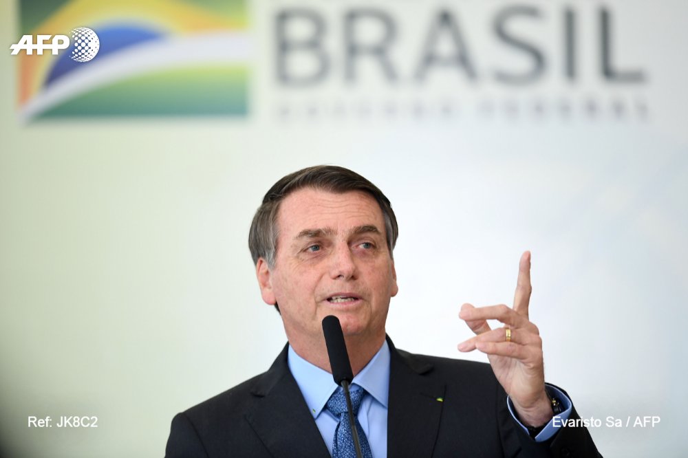 Le président brésilien Jair Bolsonaro, qui dénonce une "psychose environnementale", a été vivement interpellé par l'ONU et la France sur les feux de forêt en Amazonie tandis que ses voisins s'inquiétaient d'une possible propagation u.afp.com/J24j ✍️ <a href="/PTrouillaud/">Pascale Trouillaud</a> #AFP