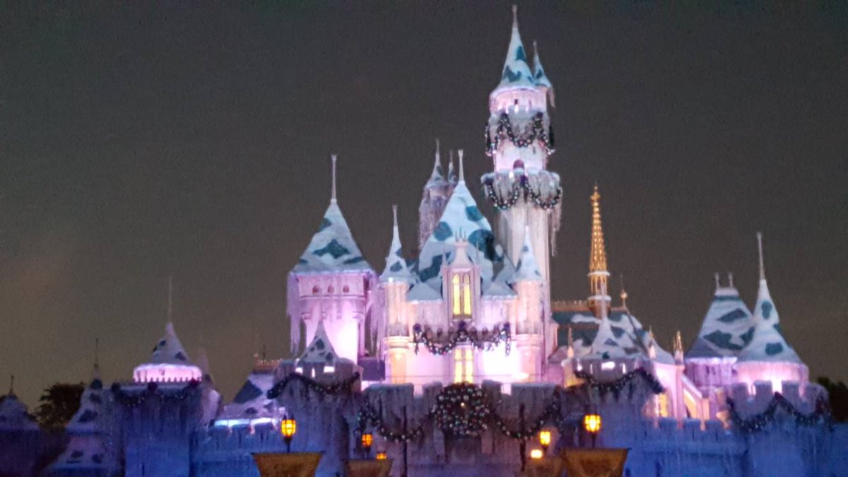 WWVRachel's tweet image. The Magic is calling! Christmastime at Disneyland can happen for you...Contact me for a FREE QUOTE!! #Focusonthefun #Disneychristmas #Magicalchristmas