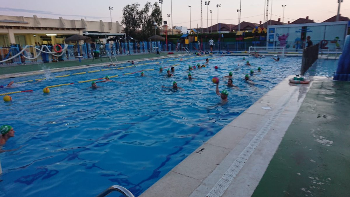 Termina nuestra colaboración con <a href="/WaterpoloSanJav/">Waterpolo San Javier</a> Han sido tres días intensos, que los hemos disfrutado como nunca.
Enorme grupo humano.
¡Absolutos, cadetes, chicas SEGUIR ASÍ! Enhorabuena JuanJo y JuanPe da gusto compartir nuestra pasión con personas como vosotros. <a href="/PDMSanJavier/">San Javier Deportes</a>