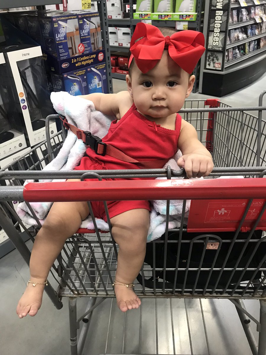 VCoco__'s tweet image. Baby girl #bickenbackbeingbool 😂😭