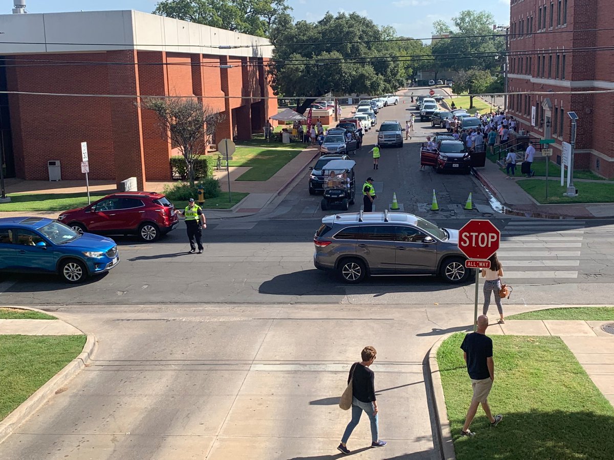 BUDPS's tweet photo. BUPD- Working hard to make Move2BU a success. #move2bu #Baylor #BUDPS #BUPD #BUWelcomeweek2019 https://t.co/AEPaYqm29r