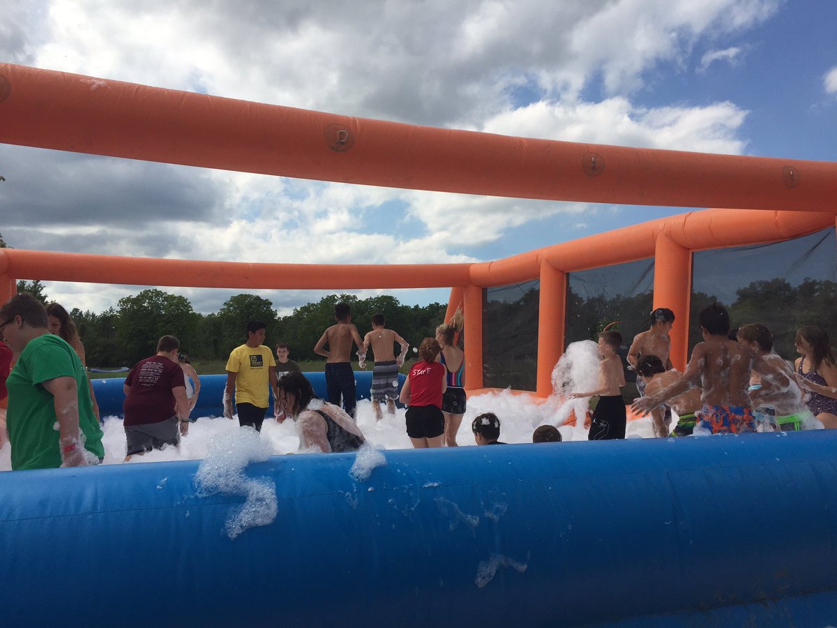 BrockRecreation's tweet photo. Thank you @The5KFoamFest for letting our @BrockUniversity campers test the Chamber of Foam! @YUatBrock #somuchfun #saturdayfoamfest https://t.co/ELaUKbXPTA