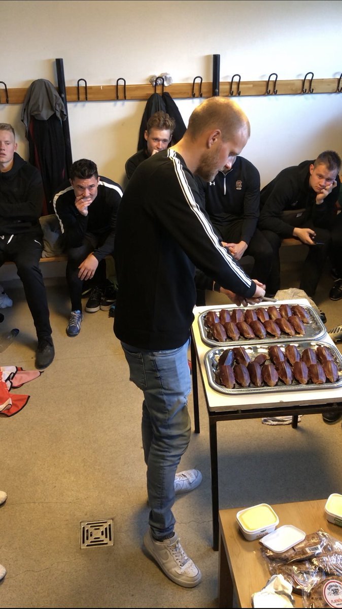 Reyktur lundi, smjör og flatkökur eftir æfingu kvöldsins. Hér má sjá lækni liðsins <a href="/gauiolafs/">Guðjón Ólafsson</a> vera með sýnikennslu hvernig skal verka lundann. #KVnation <a href="/KVfotbolti/">KV Fótbolti</a>