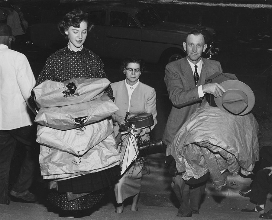 kentuckyalumni's tweet photo. The #BigBlueMove was a success! UK students, old and new, moved back to campus during three days of move-ins. So this #ThrowbackThursday looks back at how students moved in before the carefully planned and well-oiled machine we have today. #WeAreUK #UK2023 #KWeek https://t.co/QUQaOuq9NL