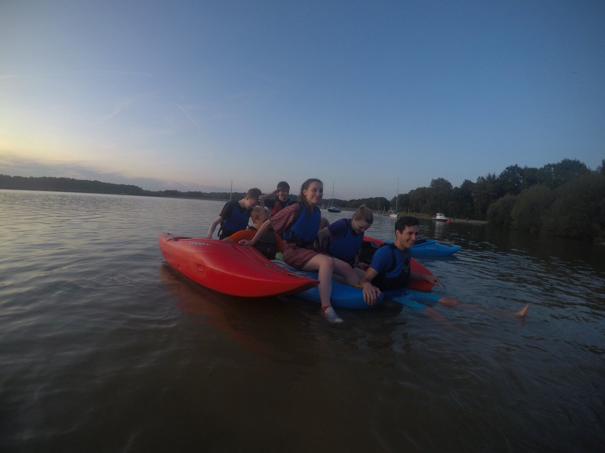 AnderidaNetwork's tweet photo. Enjoying the last of the Summer out on #WeirWood with a spot of Kayaking! #Scouting #Network #KayaksAreEasilySunk https://t.co/KYpptS0lSt
