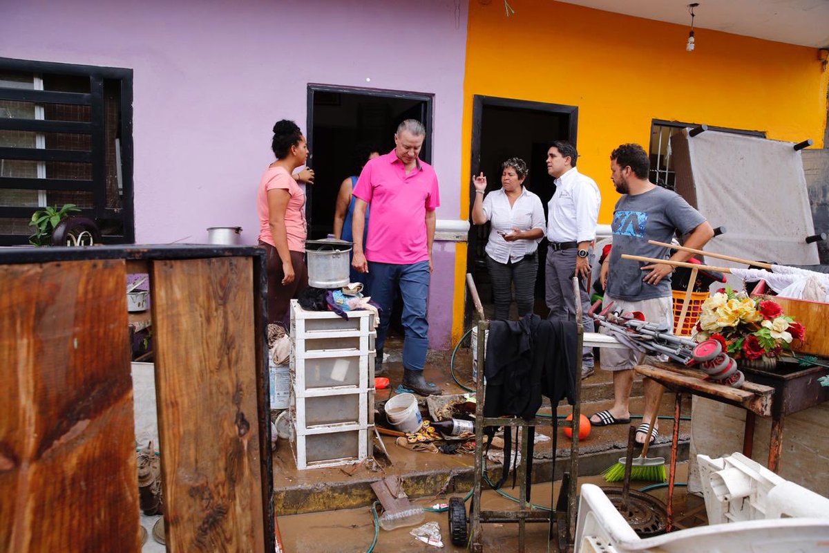 RicardoMadridP's tweet photo. Las familias afectadas por las lluvias no están solas, tienen el respaldo de un Gobernador @QuirinoOC con gran sentido humano y por eso, desde muy temprano recorrimos colonias de Mazatlán para atender a la gente que pudiera tener problemas por las inundaciones. 
#PuroSinaloa👊🏻 https://t.co/dh8G4GYMHV