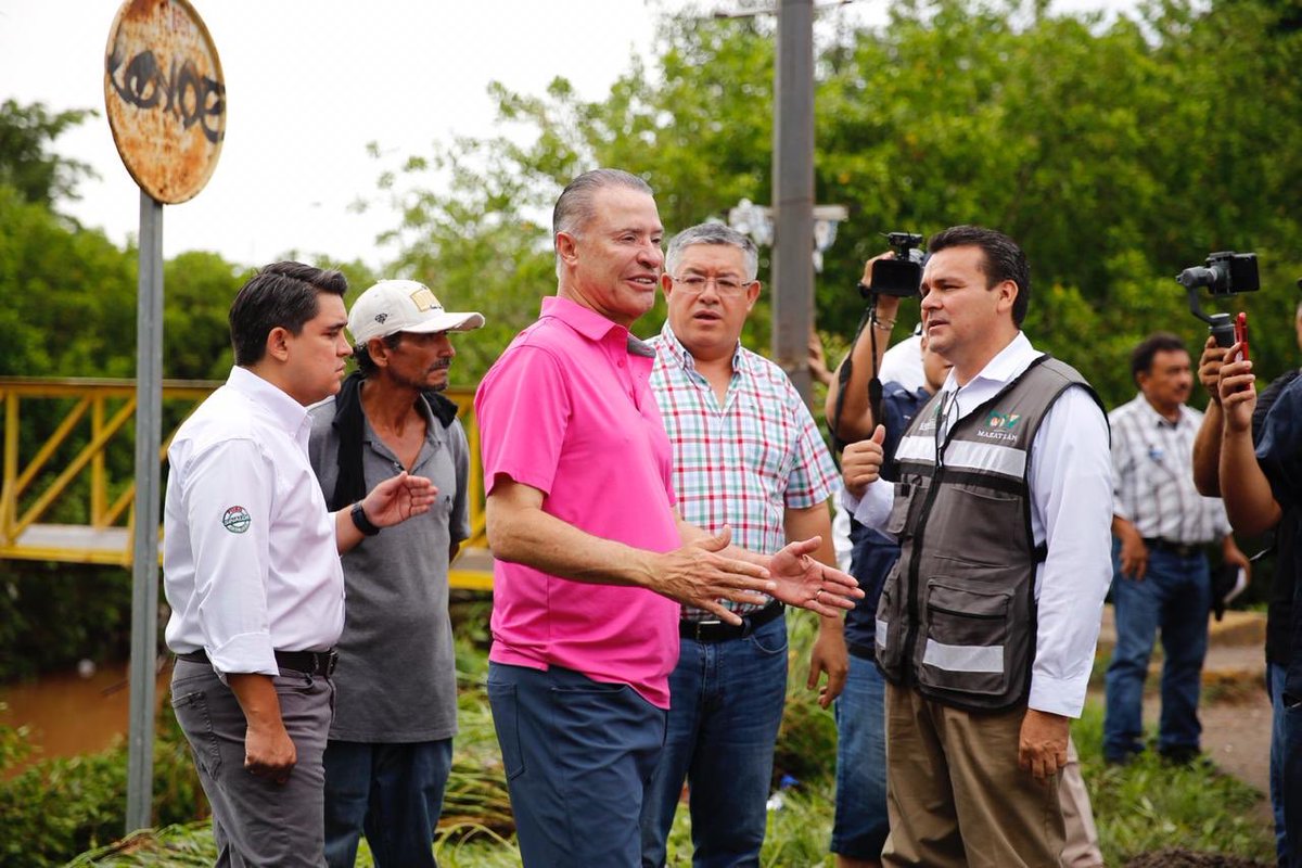 RicardoMadridP's tweet photo. Las familias afectadas por las lluvias no están solas, tienen el respaldo de un Gobernador @QuirinoOC con gran sentido humano y por eso, desde muy temprano recorrimos colonias de Mazatlán para atender a la gente que pudiera tener problemas por las inundaciones. 
#PuroSinaloa👊🏻 https://t.co/dh8G4GYMHV