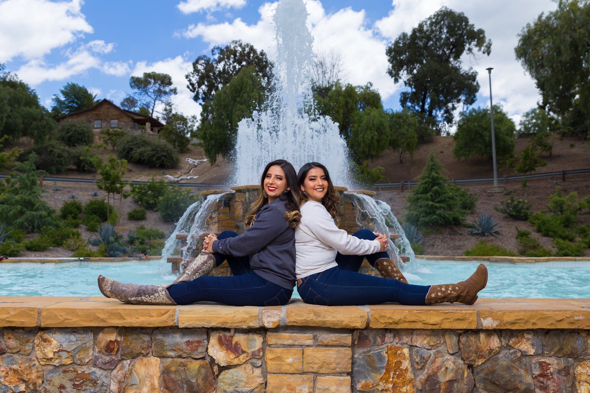 babylelipooh's tweet photo. Sorry Berkeley, you almost had her but my little sis decided she’d rather zot at UC Irvine for the next few years 💛💙 &amp; now the Escobedo legacy at UC Irvine continues 🎉🐜🍴 #UCI #Anteatersiblings #classof2019 #proudsis #zootzoot 📸: Oscar Moncada https://t.co/pM35tFl9bi