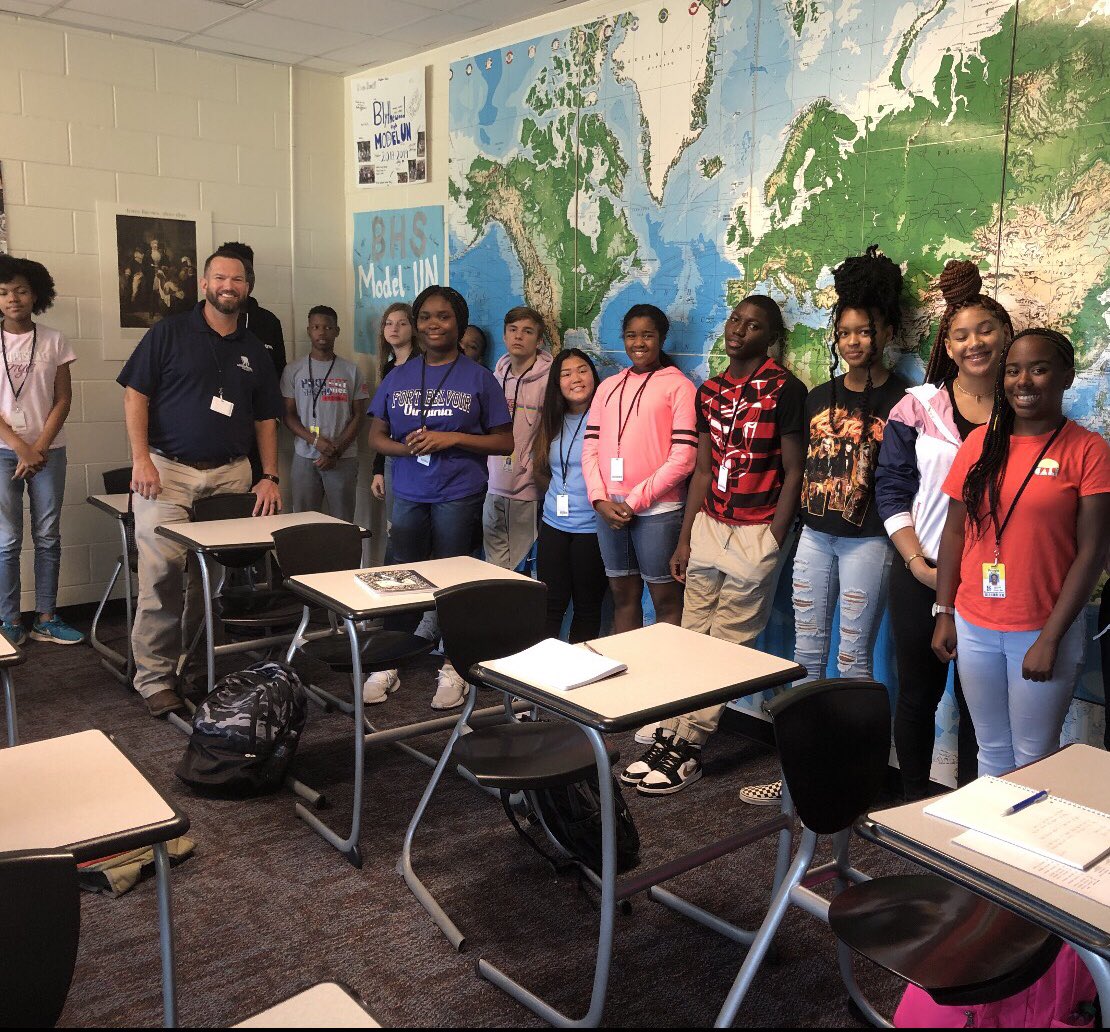 joegonzo76's tweet photo. Had my first “visitor” stop by today! Thanks Lindsay Rabin for the pic&the snack! #1ProudBengal #PremierStartsHere #HumanGeog #LoveMyFreshmen https://t.co/PrmWdO30sk