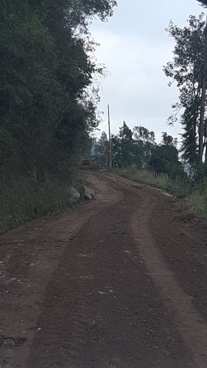 La Alcaldía de Duitama a través de la Secretaría de Infraestructura realiza mantenimiento de las vías terciarias del sector rural del Municipio. Trabajos vía Duitama - Charalá  vereda Santana. Duitama tiene 9 veredas y cuenta con más de 250 kilómetros de vías en el sector rural.