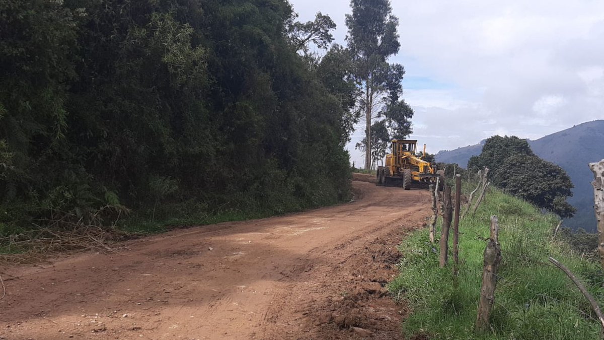 SilvaPesca2015's tweet photo. La Alcaldía de Duitama a través de la Secretaría de Infraestructura realiza mantenimiento de las vías terciarias del sector rural del Municipio. Trabajos vía Duitama - Charalá  vereda Santana. Duitama tiene 9 veredas y cuenta con más de 250 kilómetros de vías en el sector rural. https://t.co/tgrfCm4V5x