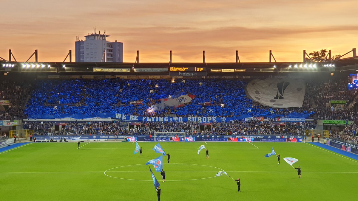 janeyss87's tweet image. Encore une sacrée bonne soirée à la Meinau ! Allez Raciiiing !!! 😍🔵⚪🔵😍 #RCSASGE #RCSA