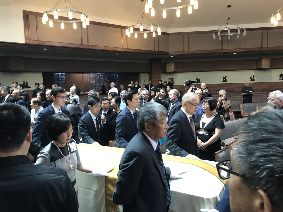 XiaYeliang's tweet photo. 巫宁坤先生遗体告别/安息弥撒和追悼会在圣约翰.纽曼天主教堂举行，来自美国和世界各地的亲友/教友/同学故交后人/学生/忘年交/敬慕者和媒体从业者两百多人出席 https://t.co/MjqwK5nwAe