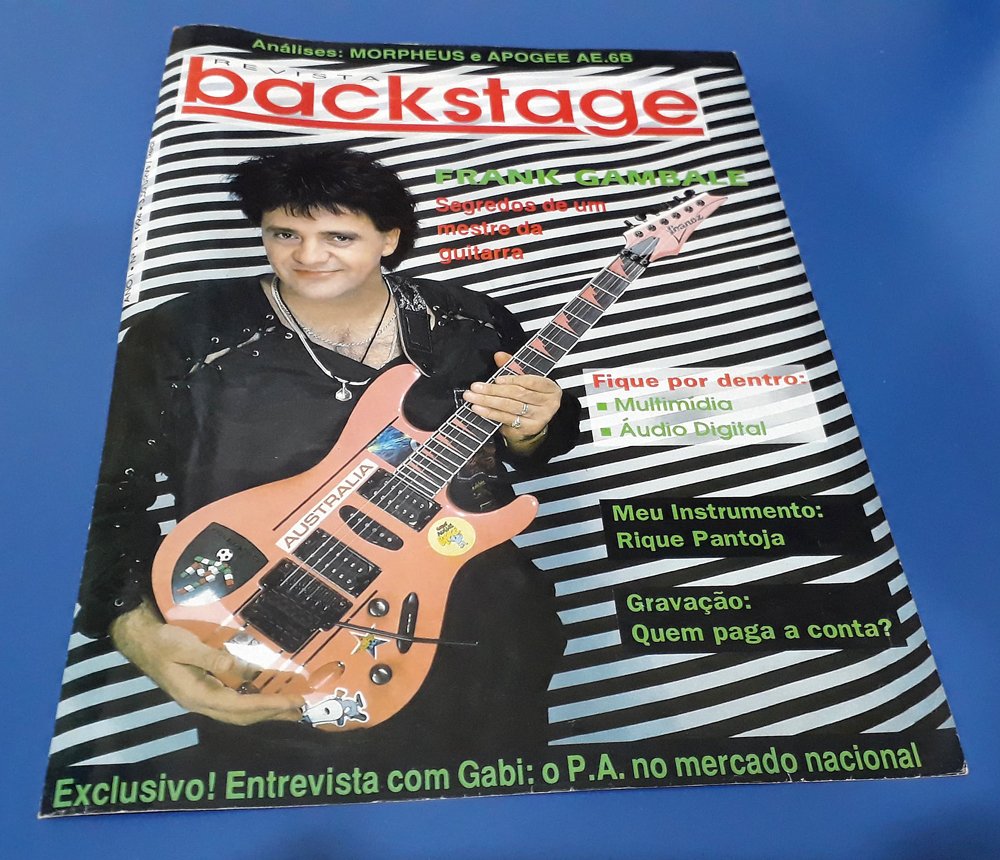 BackstageBr's tweet photo. Próximo de chegarmos à edição 300 da revista Backstage, nosso #tbt hoje relembra a primeira capa, de 1994, com Frank Gambale!

#backstage #mercadoaudio #profissionaldesom #profissionaldeaudio #roadie #iluminação #sonorização #revistabackstage #frankgambale https://t.co/7luSb8mM6m