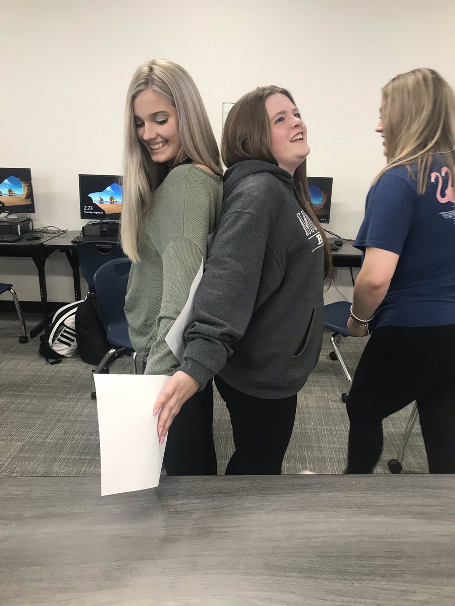 AtteberyMolly's tweet photo. Business Management Students working as a team in “Don’t drop the paper” activity. #workingtogether #strategy #futuremanagement @LakeCreekHS 🦁 https://t.co/j1wHmQgvqQ
