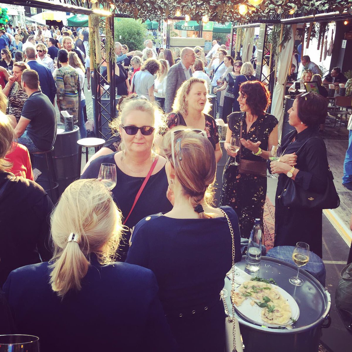 IngeborgDijkstr's tweet photo. Een avondje Preuvenemint met de Ondernemende Vrouwen Maastricht. Het was erg gezellig!
#preuvenemint #preuvenemint2019 #maastricht #ondernemendevrouwen #zakenvrouwen @OVM043 @AnnemariePenn https://t.co/HYzDsg46UO