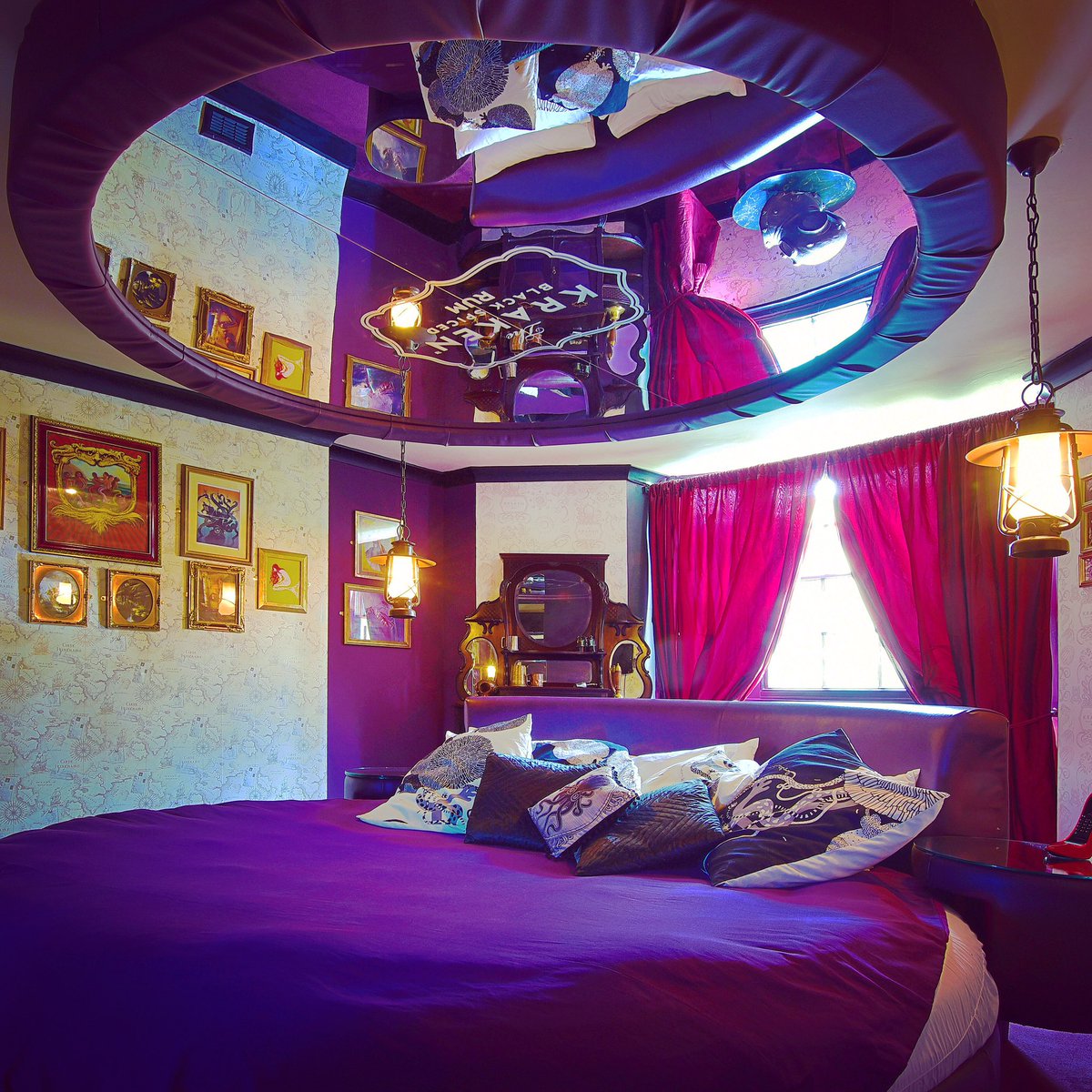 HotelPelirocco's tweet photo. A night of passion is always in fashion in the Lovers Lair!
#romanticweekend #suite #couplegoals #boutiquehotel #roundbed #mirroredceiling #boudoirshoot #unusualhotels #brighton https://t.co/pr2EFYxW5L
