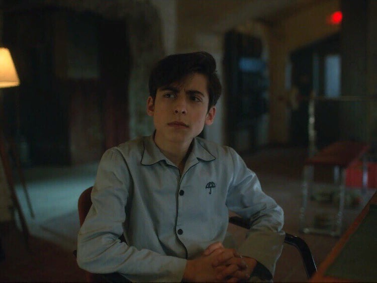 Пятый академия амбрелла. Эйдан галлахер 2021 пятый. Эйдан галлахер академия амбрелла. Пятый харгвиз. Пятый харгривз из академии амбрелла.