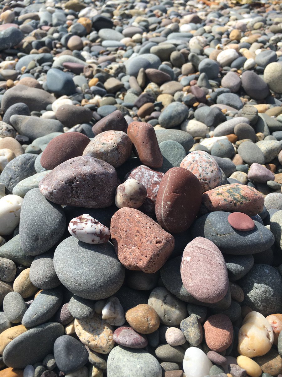 manxnetty's tweet photo. Love beach stone colours - pink/purple ones are my favourite!  #onetwomissafew #beach #isleofman https://t.co/7dDuMUlZ6Y