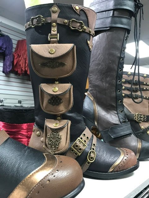 Dannystrixkix's tweet photo. These boots were made for walking - and they have pockets! #boots #cosplay #pirate #costume #renfest https://t.co/JBEEL7bVSw