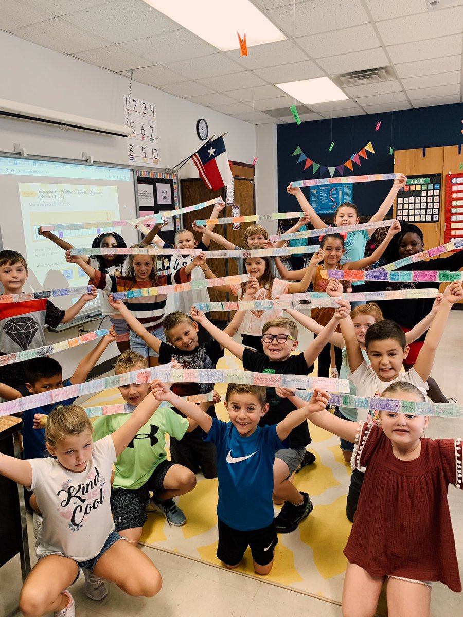 MrsForrersClass's tweet photo. Some of my second grade students showing off their colorful number lines they created! #Be_Beyourbest https://t.co/VuRqcfRb8P