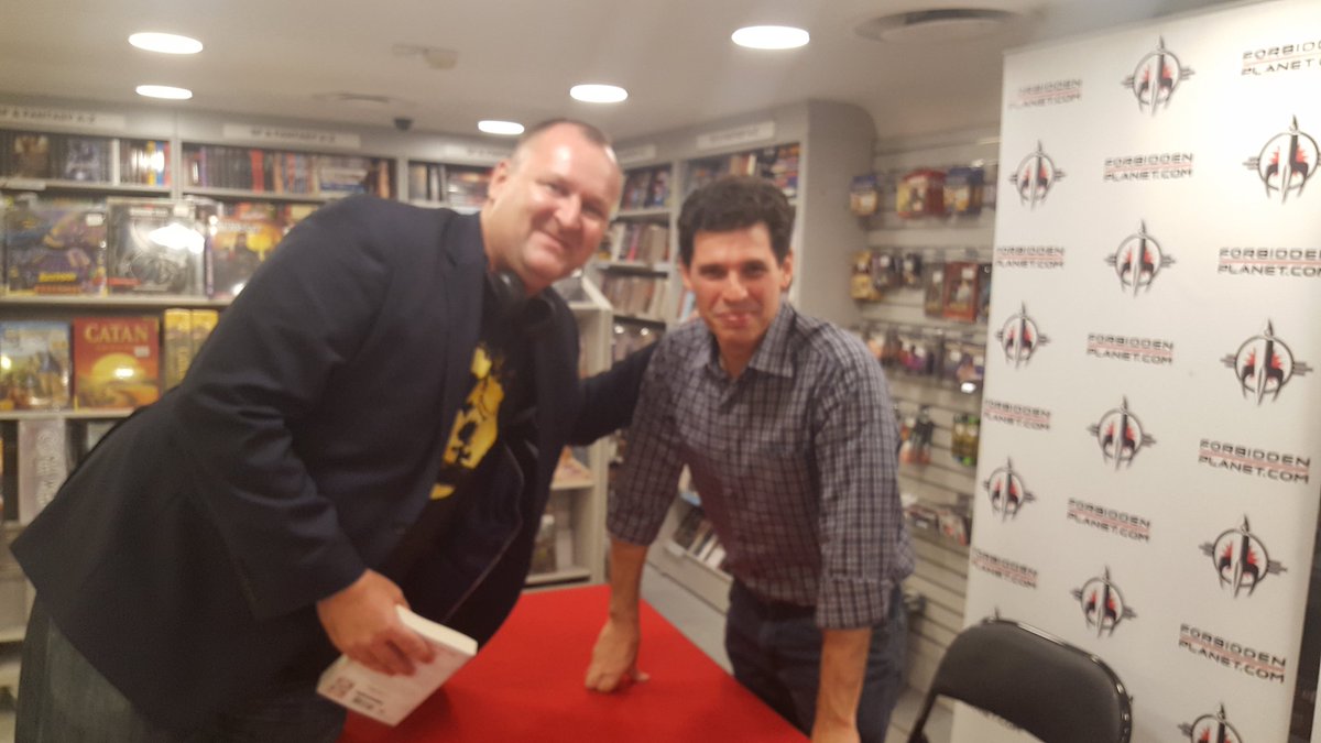 EvLom's tweet photo. Had the pleasure of meeting @maxbrooksauthor at tonight's @ForbiddenPlanet #WorldWarZ book signing. What an absolute jedi. Thanks to all involved. https://t.co/kuS0WWID7m