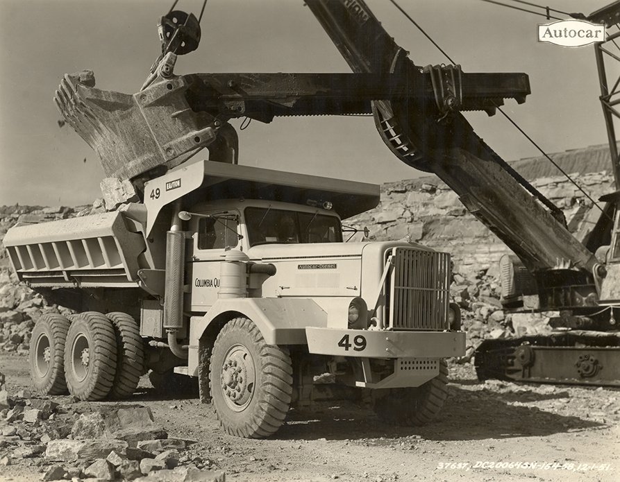 AutocarTruck's tweet photo. Drop another bucket - I got room. With a 12 yard side dump body, this 1951 Autocar DC-20064SN weighed 43,500 lbs empty. What's the capacity? Until it's full, and then some more. #AutocarDC #AlwaysUp #TBT #ThrowbackThursday Thanks to Mike Lusher. https://t.co/K8S0wuwGtR