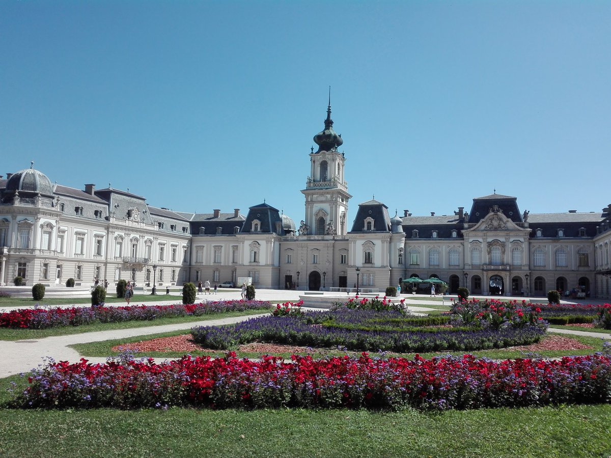DonViajon's tweet photo. En el extremo sur del #lagobalaton está #keszthely una bella ciudad que cautiva con su arquitectura, cultura y naturaleza. Un espectacular lugar para disfrutar de los días veraniegos en las llanas tierras de #Hungría  que ¡Seguro a ti te encantaría!😉
#donviajon #visitehungria https://t.co/XMlKV8YrZF