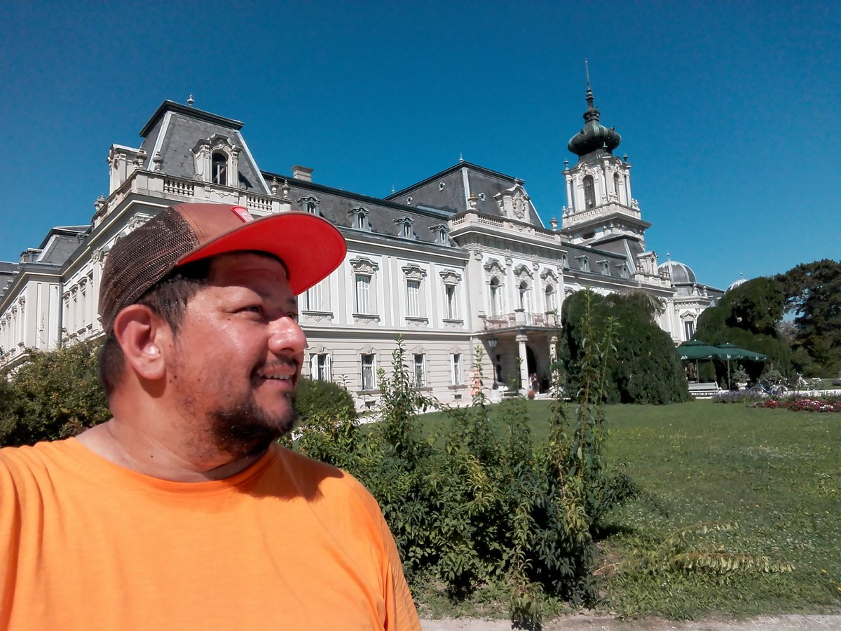 DonViajon's tweet photo. En el extremo sur del #lagobalaton está #keszthely una bella ciudad que cautiva con su arquitectura, cultura y naturaleza. Un espectacular lugar para disfrutar de los días veraniegos en las llanas tierras de #Hungría  que ¡Seguro a ti te encantaría!😉
#donviajon #visitehungria https://t.co/XMlKV8YrZF