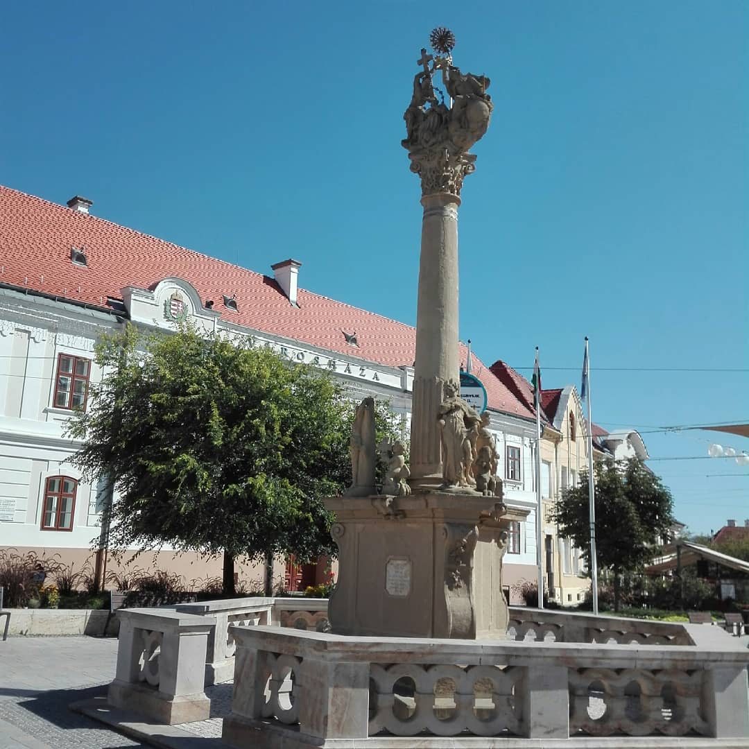 DonViajon's tweet photo. En el extremo sur del #lagobalaton está #keszthely una bella ciudad que cautiva con su arquitectura, cultura y naturaleza. Un espectacular lugar para disfrutar de los días veraniegos en las llanas tierras de #Hungría  que ¡Seguro a ti te encantaría!😉
#donviajon #visitehungria https://t.co/XMlKV8YrZF