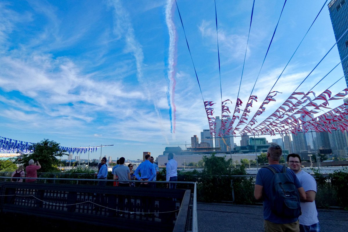 showmeNY2's tweet photo. 高倍率デジカメで撮ってみた。
先頭を行くのはRoyal Air ForceのRed Arrows、後続がUK所属のF22 RaptorとF35 Lightning。機煙を出して飛行するのはUS Air ForceのThuderbirds
#flyover_nyc #US_Air_Force #Thunderbirds #Royal_Air_Force #Red_Arrows #F22 #F35 #F16 https://t.co/L3BWktYNcp