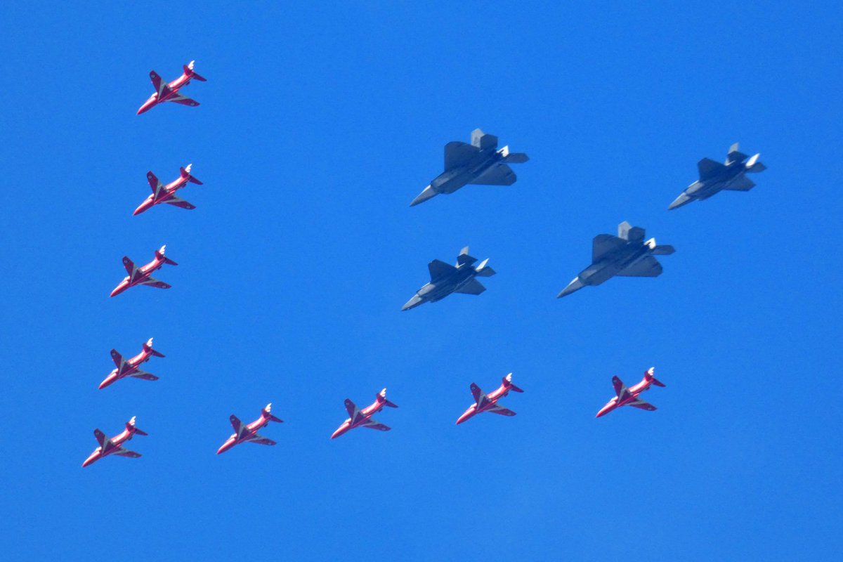showmeNY2's tweet photo. 高倍率デジカメで撮ってみた。
先頭を行くのはRoyal Air ForceのRed Arrows、後続がUK所属のF22 RaptorとF35 Lightning。機煙を出して飛行するのはUS Air ForceのThuderbirds
#flyover_nyc #US_Air_Force #Thunderbirds #Royal_Air_Force #Red_Arrows #F22 #F35 #F16 https://t.co/L3BWktYNcp