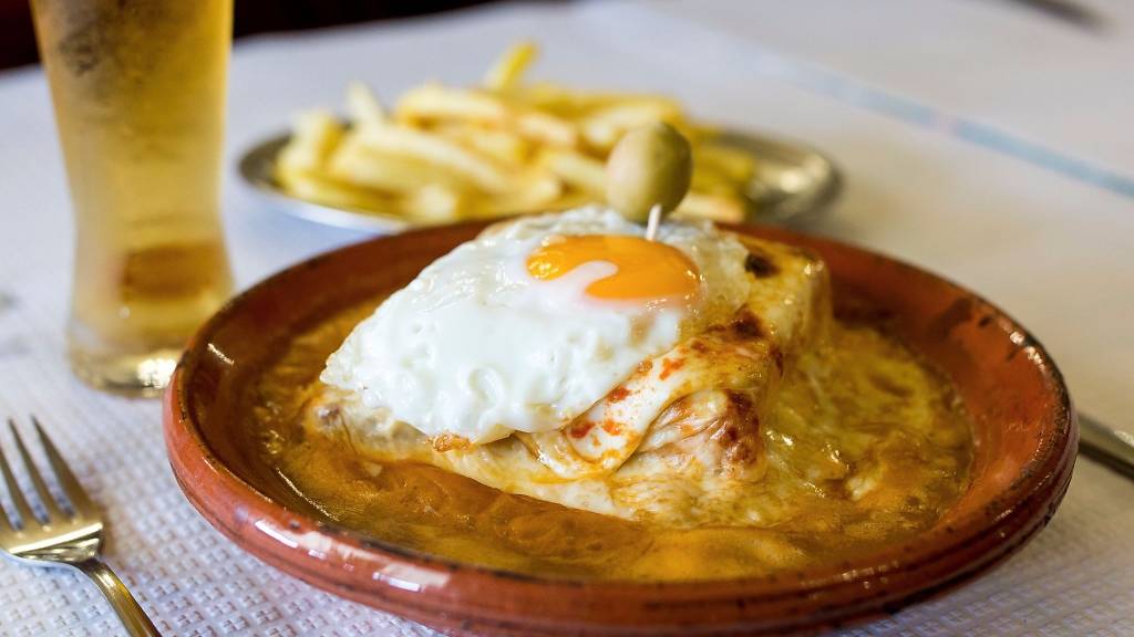 JorgeCarmo9's tweet photo. #Porto #foodies #francesinhas #gastronomy 🇵🇹🥪😋 The 'francesinhas' are a monument of Porto and, just as in football, each  one has its own preferences. Here's a list with The 13 best francesinhas in Porto ➡️ https://t.co/dqFAyFL6mD https://t.co/ijTpfzQ5KI