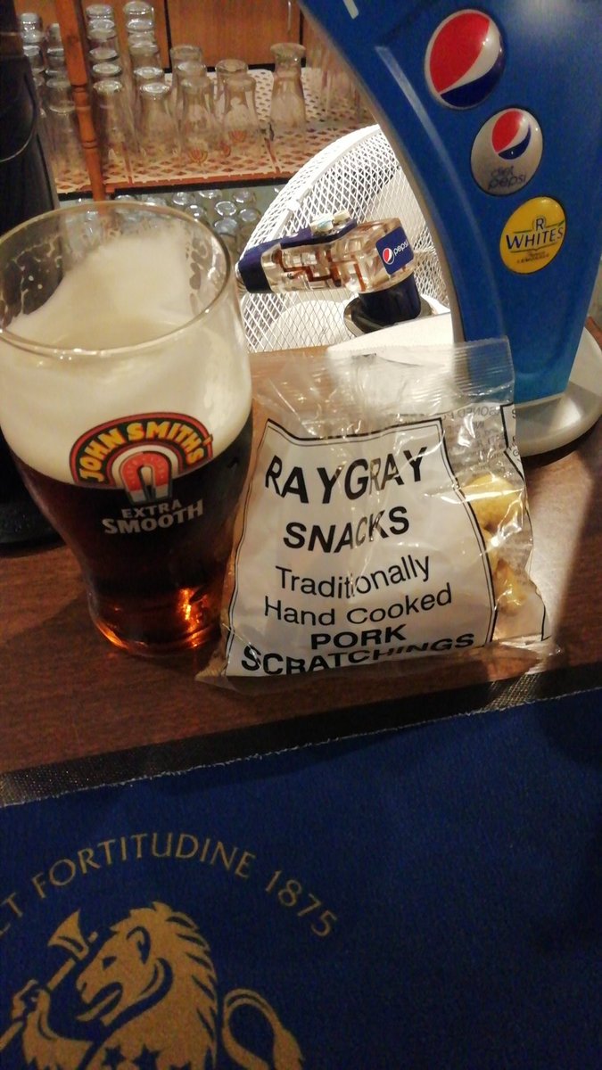 wnrj's tweet photo. Off work for a week and fancied a pint and a pack of Rugeleys finest #raygray #porkscratchings #crunchingloud #johnsmiths https://t.co/kpHUjbYiJV