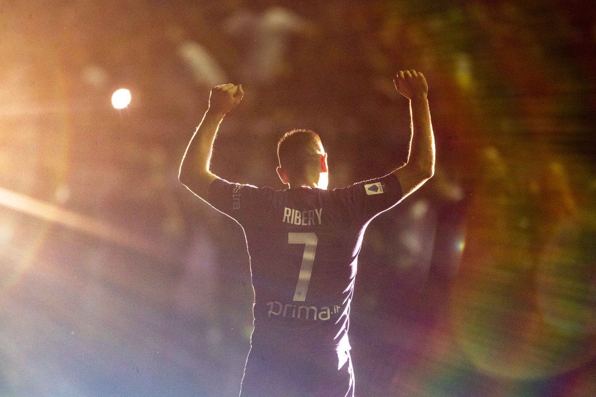 acffiorentina's tweet photo. 🏟#WelcomeLegend night!
@FranckRibery 📸

#ForzaViola #QuestaÈFirenze https://t.co/7BsKwCgXi1