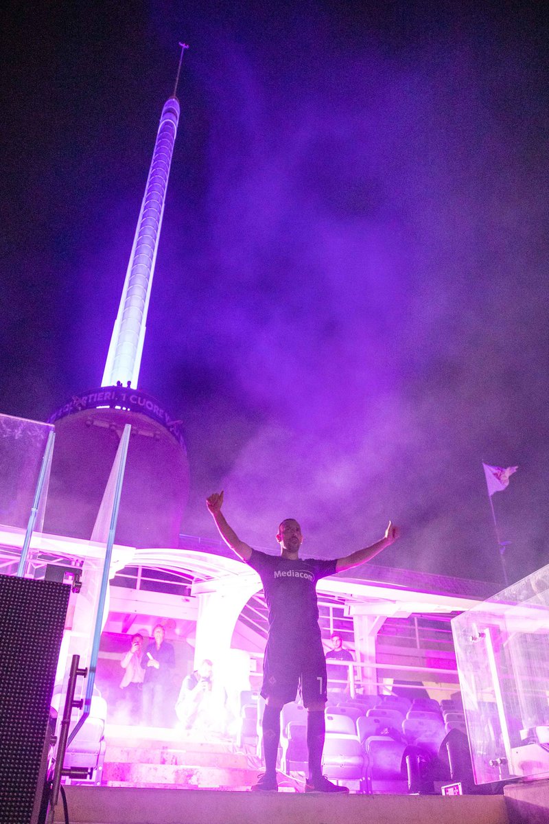acffiorentina's tweet photo. 🏟#WelcomeLegend night!
@FranckRibery 📸

#ForzaViola #QuestaÈFirenze https://t.co/7BsKwCgXi1
