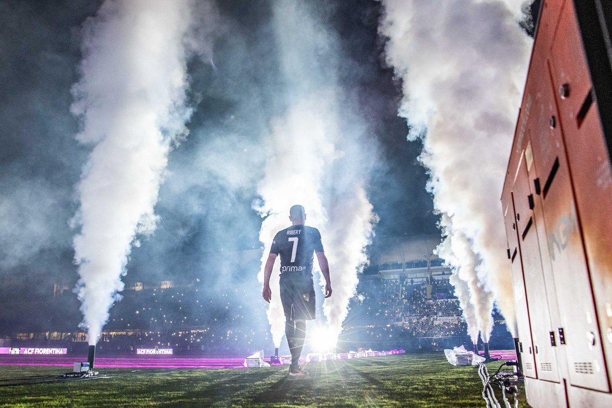 acffiorentina's tweet photo. 🏟#WelcomeLegend night!
@FranckRibery 📸

#ForzaViola #QuestaÈFirenze https://t.co/7BsKwCgXi1