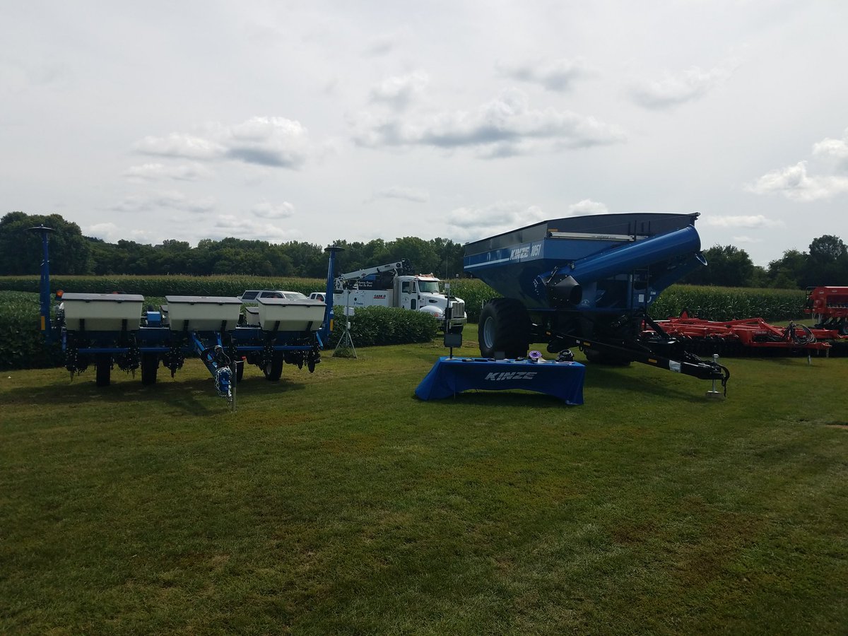 jrob7859's tweet photo. I'm a day late and a dollar short but yesterday I got to fill in for our sales team @StJoeEquipment for their annual open house. Met lots of great people and got to enjoy some beautiful weather and Wisconsin landscape.
@Kinze 
#planters
#graincarts
#technology
#tillage https://t.co/lzah87fIKV