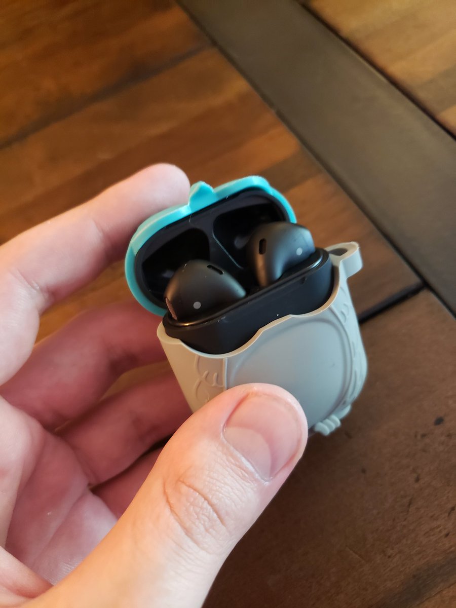 So @jukebuds offered to send me some of their headphones, and having never dealt with Bluetooth headphones before, I was curious as to what it would be like. Turns out they're actually pretty dope, and I love my lil owl case. “KYLEPLANT” gives 35% off at JukeBuds.com