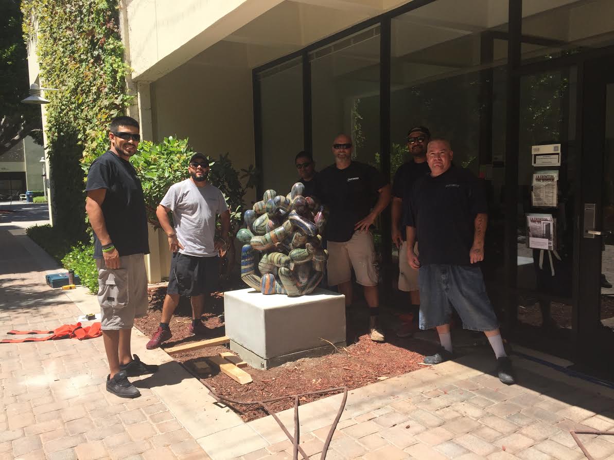 escaletteart's tweet photo. David Kiddie’s “Tango” is officially installed!! The sculpture is outside of Molton Center. Thank you so much to Bartwood and these awesome guys for making it look amazing! 
#sculpture #ceramics #chapman #chapmanartcollections #escalettecollection #orientationweek2019 https://t.co/1XW1eJ6pcE
