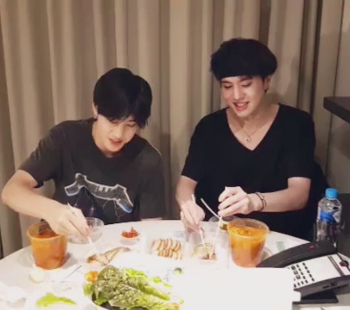 markgyeomxpics's tweet photo. Same moment, different year, I’m crying. https://t.co/8zWufeNJ4q