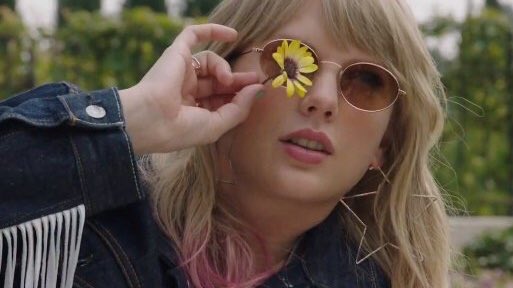 updateswiftbr's tweet photo. Por trás das câmeras do ensaio fotográfico do #Lover. 💘 https://t.co/TZc738EFPT