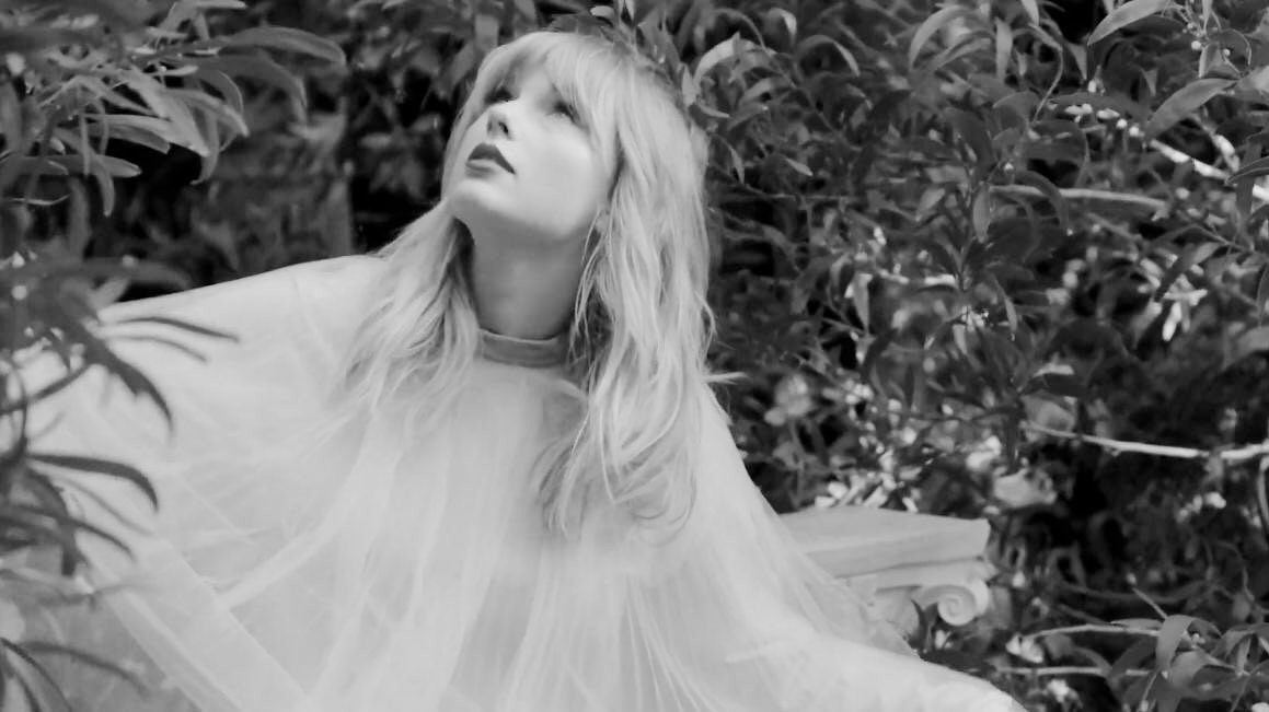 updateswiftbr's tweet photo. Por trás das câmeras do ensaio fotográfico do #Lover. 💘 https://t.co/TZc738EFPT