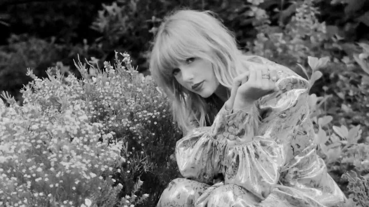 updateswiftbr's tweet photo. Por trás das câmeras do ensaio fotográfico do #Lover. 💘 https://t.co/TZc738EFPT
