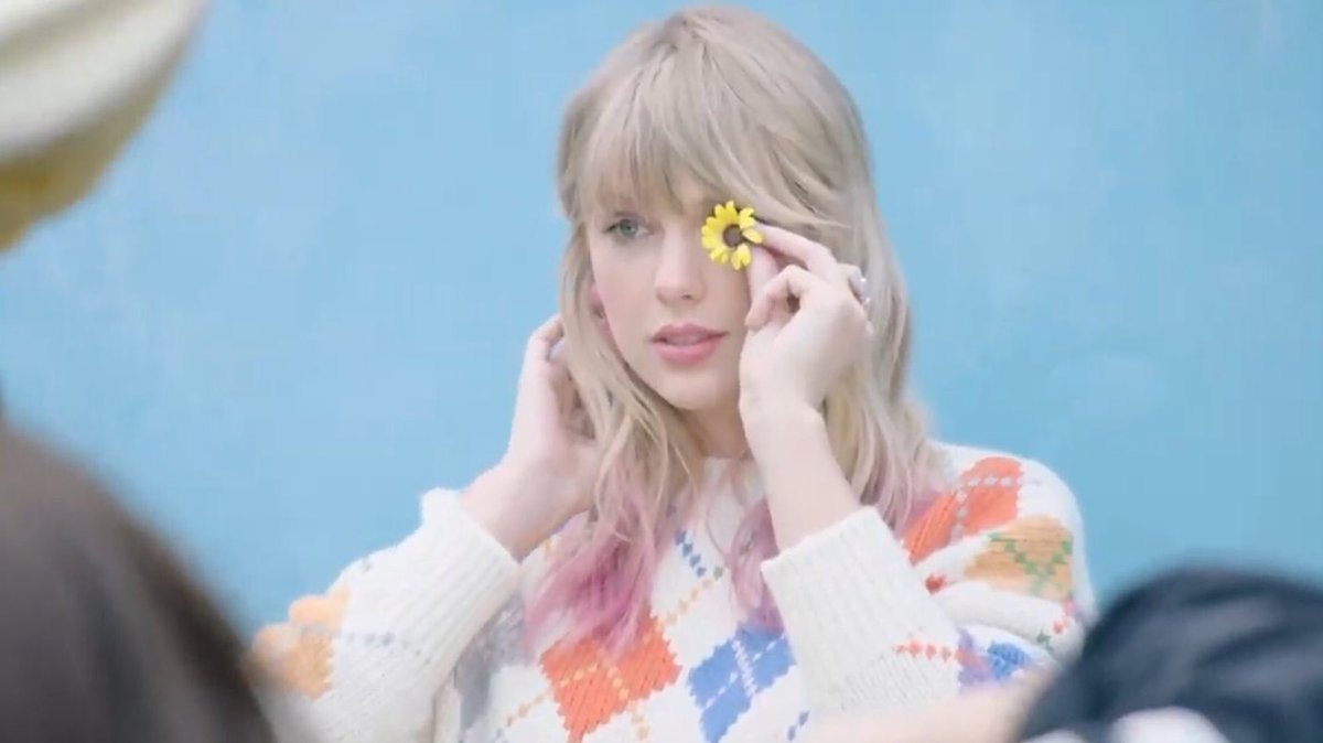 updateswiftbr's tweet photo. Por trás das câmeras do ensaio fotográfico do #Lover. 💘 https://t.co/TZc738EFPT