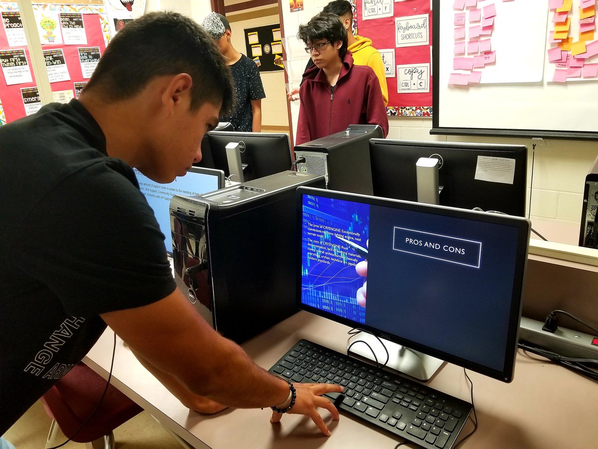 ElizaLucio1's tweet image. Game programming students learning from each other through gallery presentations of different game engines like #unity @CompuScholar #LFHS