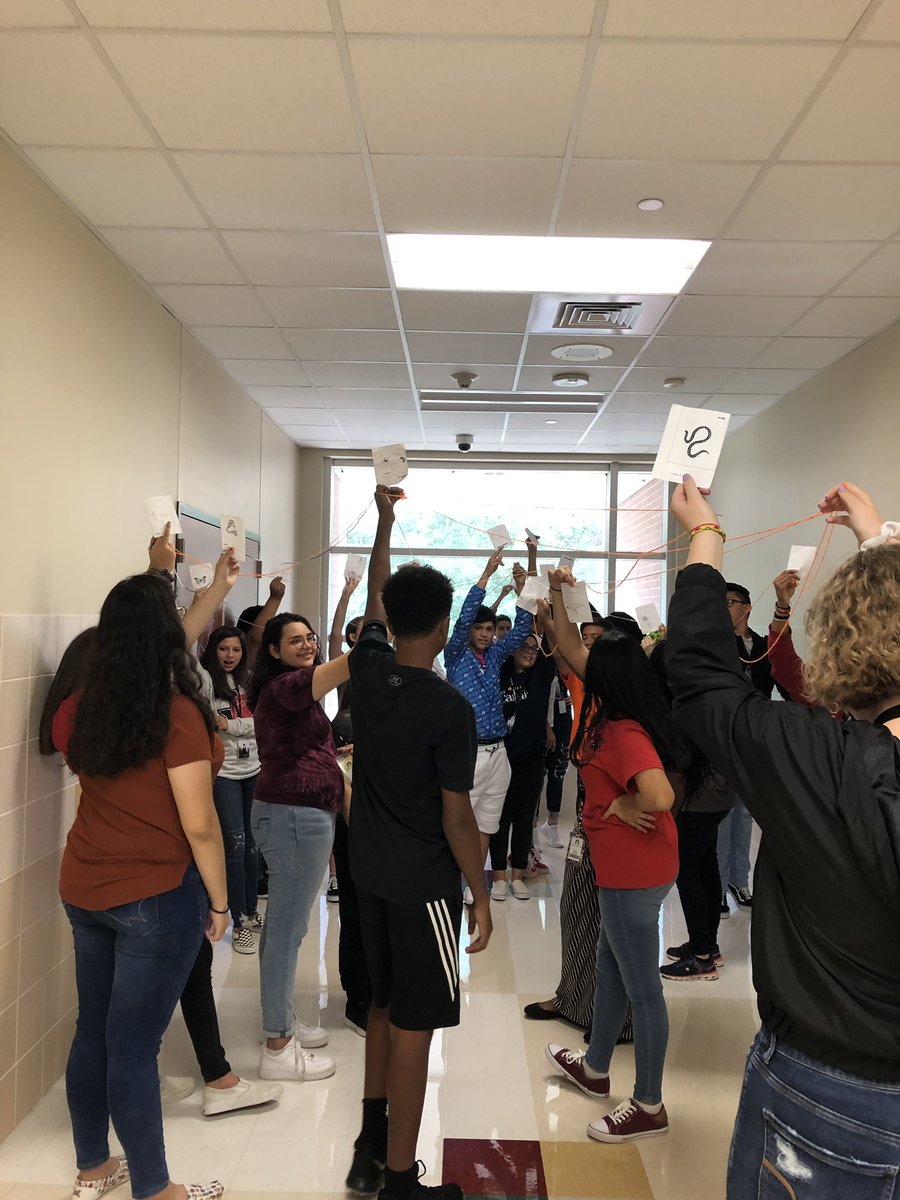 Amanda_CK19's tweet photo. Spartans creating food webs! Gaining understanding of how all species are interconnected 🤓🌎 @PorterSpartans #ncisd #phsfocus2020 #spartanslearn #phsscience #phsbiology https://t.co/CDslSWTRw0